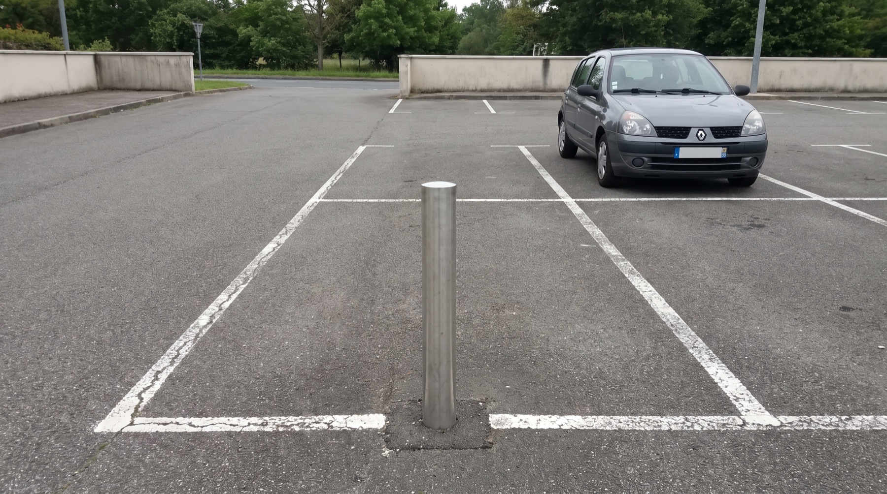Une place de parking vide bloquée par une bite en plein milieu, la voisine sans bite avec une voiture garée